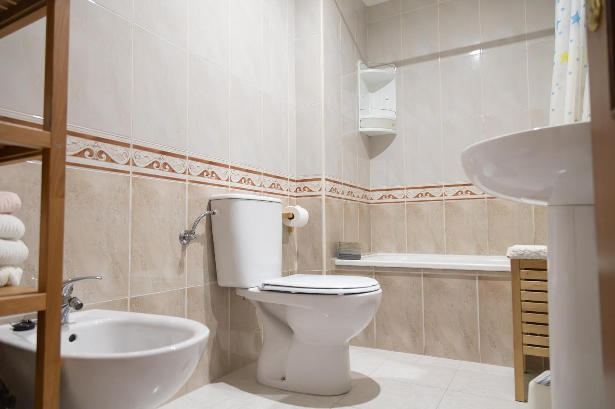 Apartamento Completo, Amplio, Muy Iluminado Y Con Plaza De Garaje Incluida. 格罗韦 外观 照片
