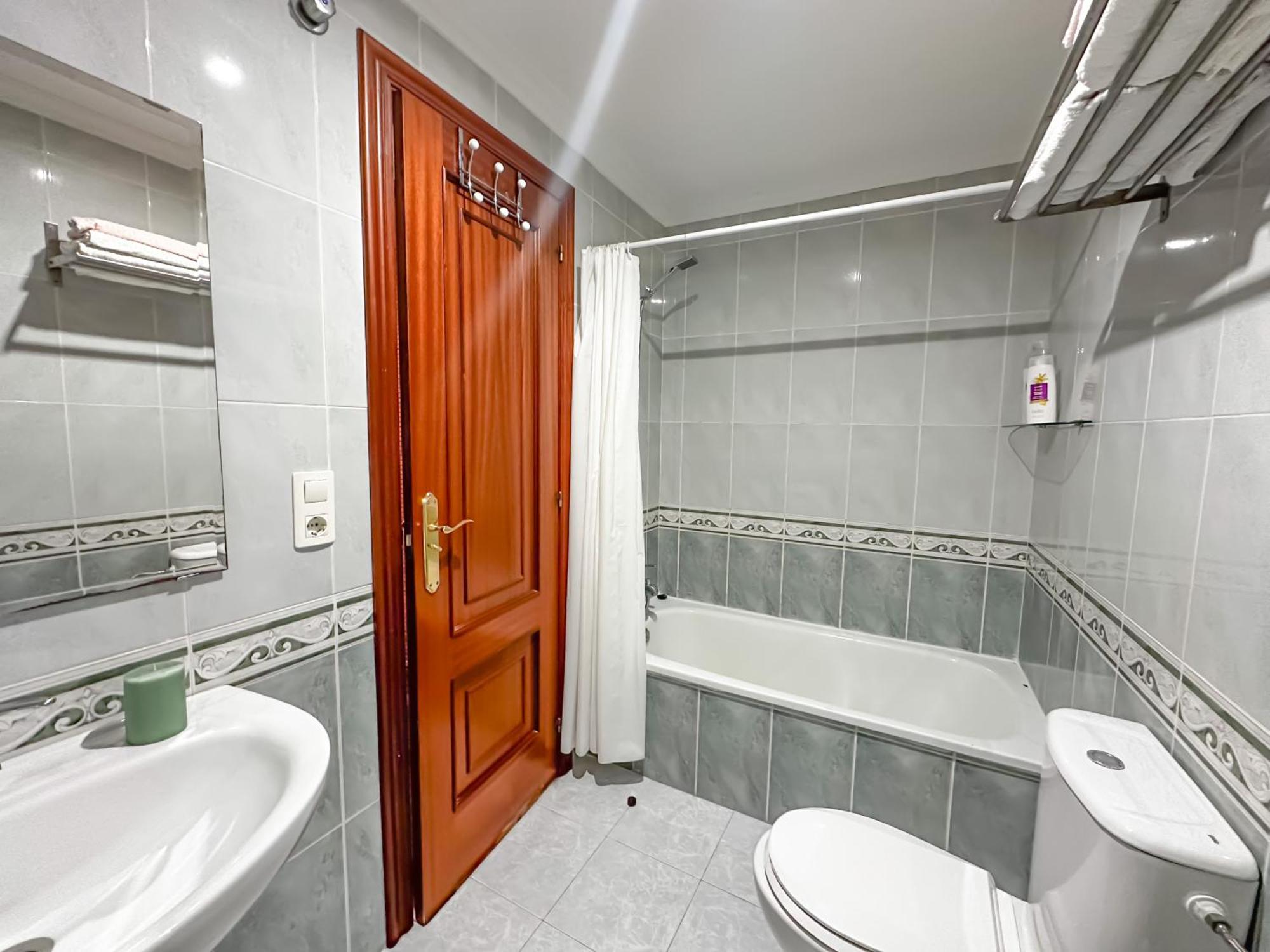 Apartamento Completo, Amplio, Muy Iluminado Y Con Plaza De Garaje Incluida. 格罗韦 外观 照片